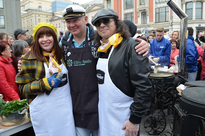 Алиса Мон и Александр Шевченко угощали гостей фестиваля ухой