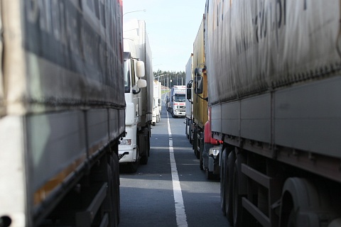 Правительство запретило грузовые перевозки по России для ряда стран