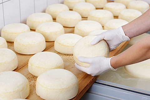 Суд отклонил требования к «Мираторгу» о запрете продавать адыгейский сыр