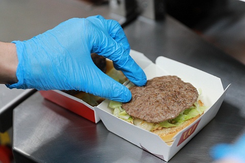 McDonald’s начал продавать бургеры с растительным мясом