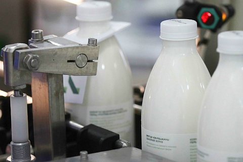 На кассах крупных торговых сетей начали блокировать продажи просроченной молочной продукции