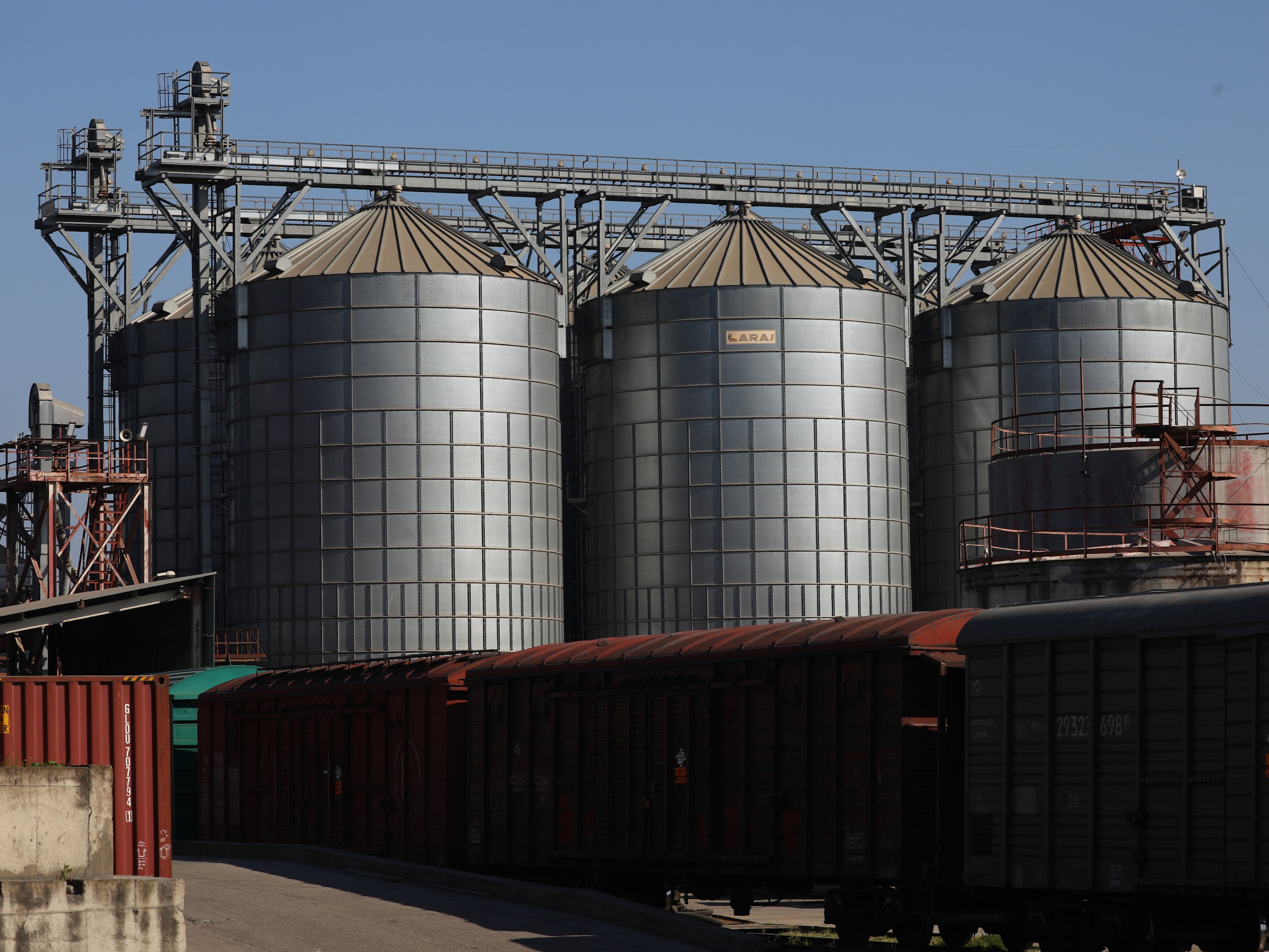 Этот сезон Россия вновь завершит с высокими переходящими запасами зерна