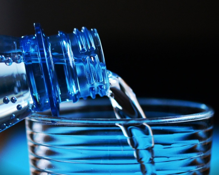 Эксперт объяснил, какая бутилированная вода не будет маркироваться
