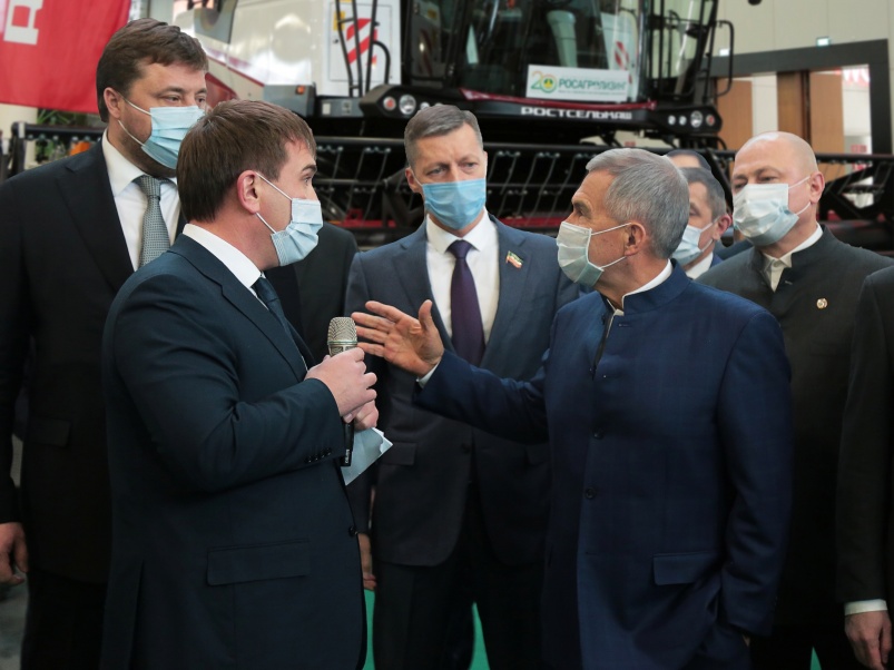 Президент Татарстана осмотрел технику «Ростсельмаш» на «ТатАгроЭкспо»