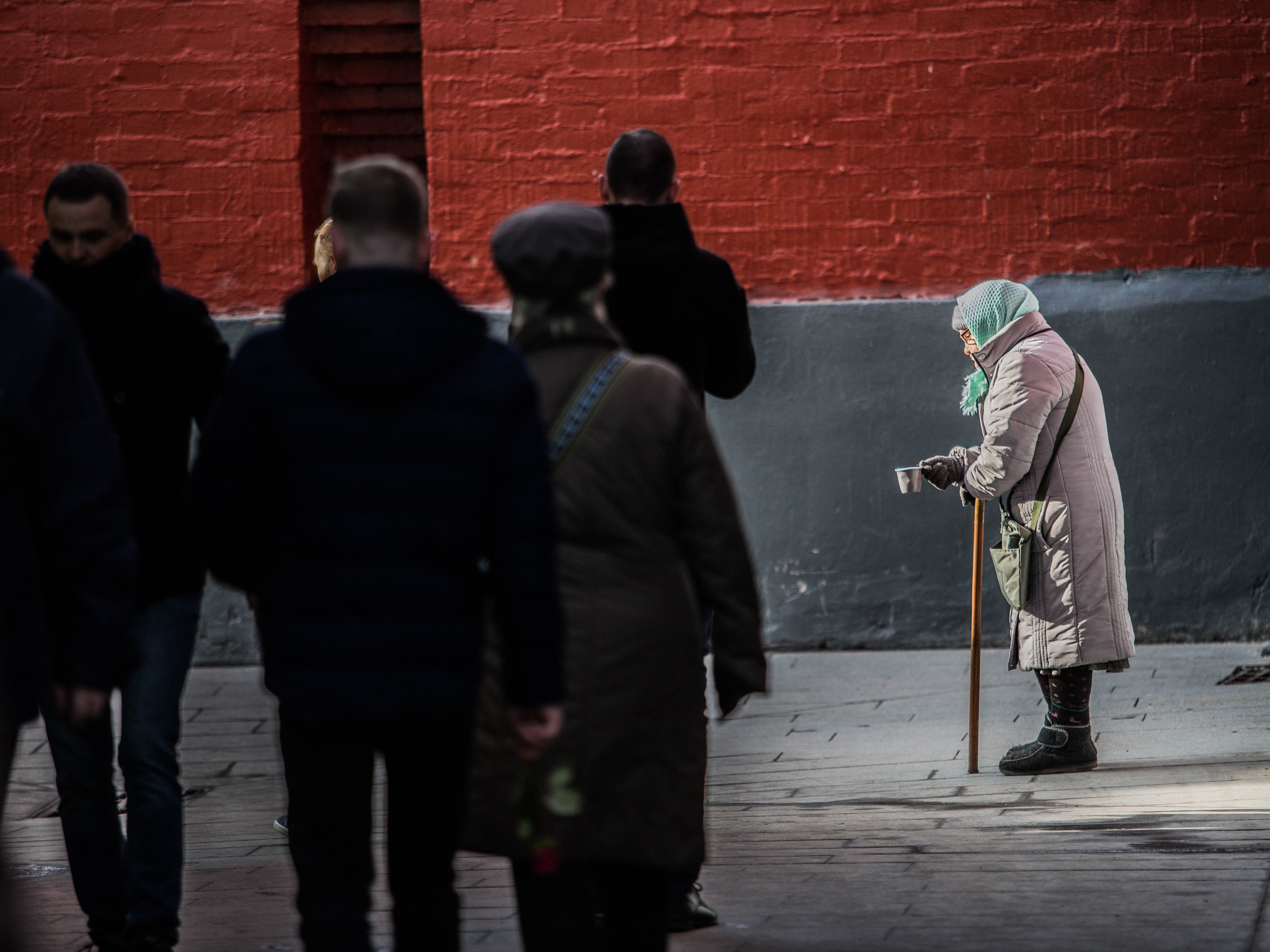 Бедные меняются. Нищие в России. Нищета в России. Бедность в России. Новые бедные.