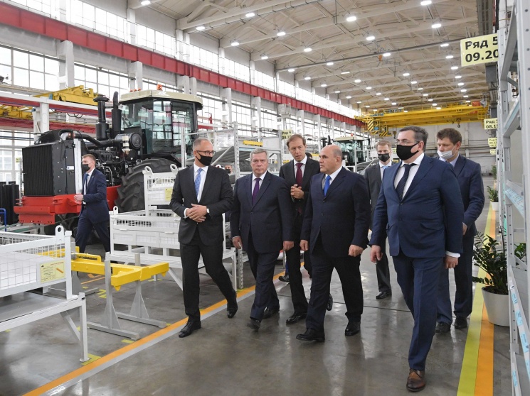 «Ростсельмаш» представил главе правительства РФ умный высокоавтоматизированный зерноуборочный комбайн