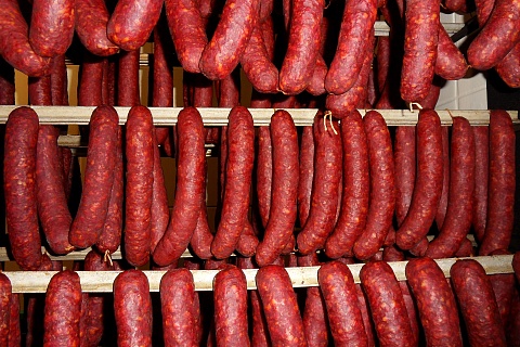 Мясопереработчики просят ритейлеров повысить закупочные цены на колбасу