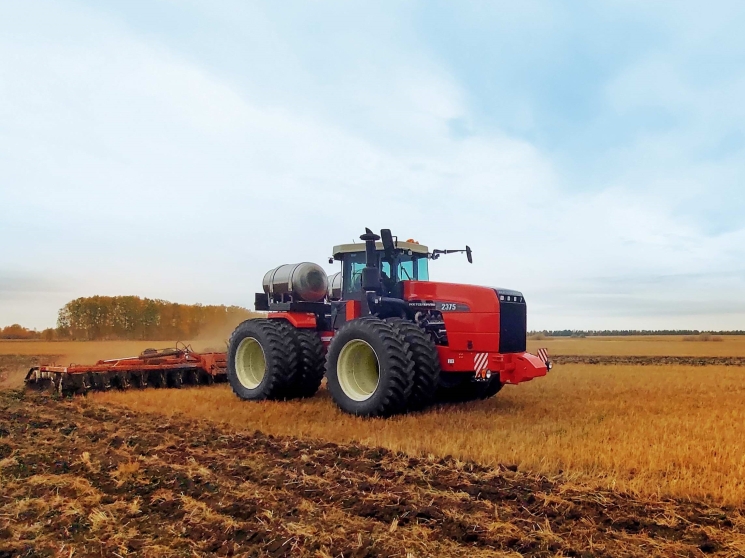 Первый высокомощный российский трактор перешёл на газ
