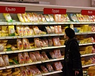 Треть россиян экономят на мясе и сырах