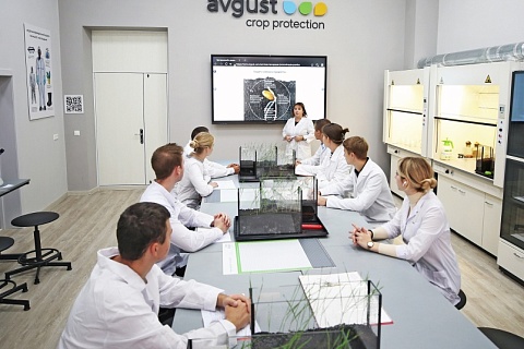 Современные микроскопы и интерактивная панель: «Август» оборудовал лабораторию для СтГАУ