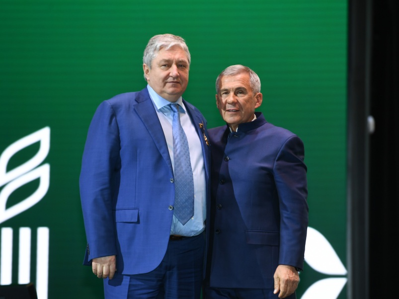 Рустам Минниханов наградил главу ГК «Август» Александра Ускова орденом «Дуслык»
