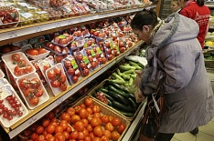 64% россиян по-прежнему экономят на основных продуктах питания
