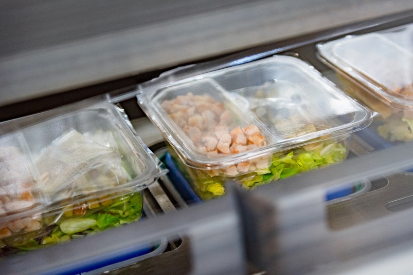 Готовые обеды. Новая упаковочная линия от Ishida обеспечивает максимальную производительность для многокомпонентных салатов