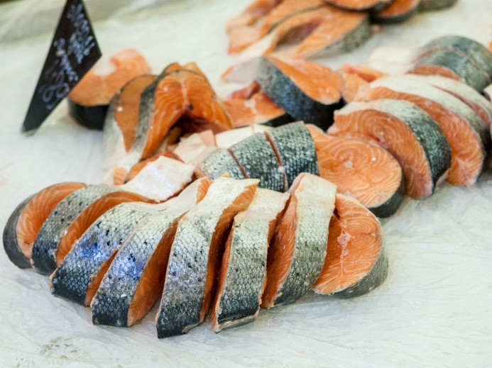 Осенью стоимость лосося в торговых сетях может снизиться на четверть