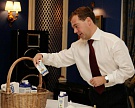 Медведев обратил внимание на упаковку молока