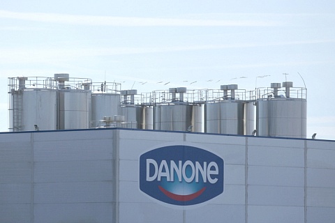 Danone приостанавливает инвестпроекты в России