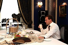 Медведев поручил разобраться с поставками сухого молока