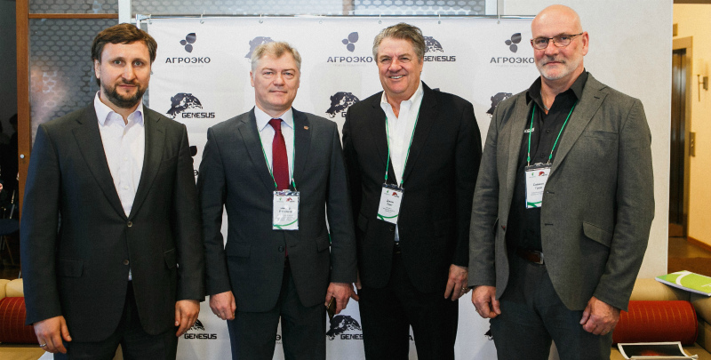 Владимир Маслов, Виктор Логвинов, Джим Лонг и Саймон Грей перед началом конференции (слева направо)