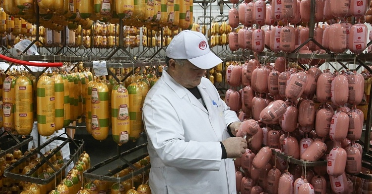 Колбаса в минусе: мясопереработчики заявляют об убытках
